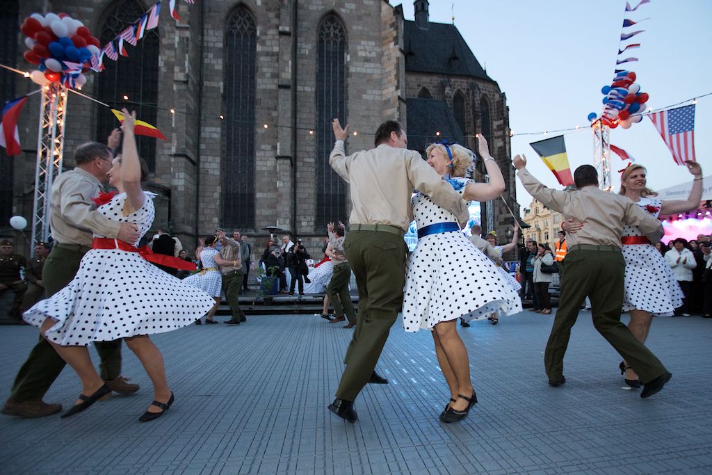 Originální večer připomínající oslavy osvobození Plzně prožili v sobotu lidé na náměstí Republiky. Režisér Václav Marhoul s bratry Cabany jej připravil pod názvem Z Normandie do Plzně aneb D-Day+334 jako velkou tancovačku v rytmu swingu. Před hlavním pódiem vznikl parket, kolem něj seděli u stolů američtí i belgičtí veteráni a další hosté. (foto: R. Muchka)