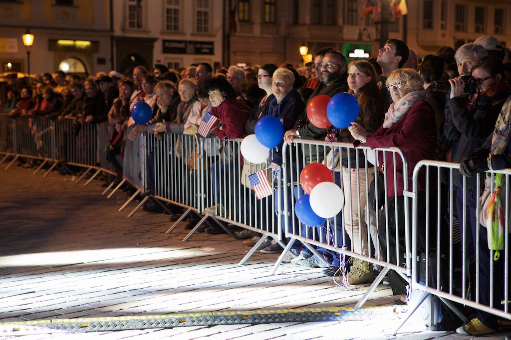 Originální večer připomínající oslavy osvobození Plzně prožili v sobotu lidé na náměstí Republiky. Režisér Václav Marhoul s bratry Cabany jej připravil pod názvem Z Normandie do Plzně aneb D-Day+334 jako velkou tancovačku v rytmu swingu. Před hlavním pódiem vznikl parket, kolem něj seděli u stolů američtí i belgičtí veteráni a další hosté. (foto: R. Muchka)