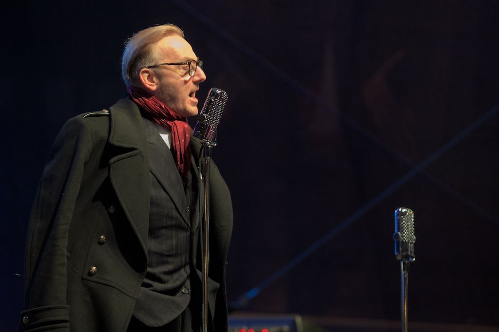 Originální večer připomínající oslavy osvobození Plzně prožili v sobotu lidé na náměstí Republiky. Režisér Václav Marhoul s bratry Cabany jej připravil pod názvem Z Normandie do Plzně aneb D-Day+334 jako velkou tancovačku v rytmu swingu. Před hlavním pódiem vznikl parket, kolem něj seděli u stolů američtí i belgičtí veteráni a další hosté. (foto: R. Muchka)