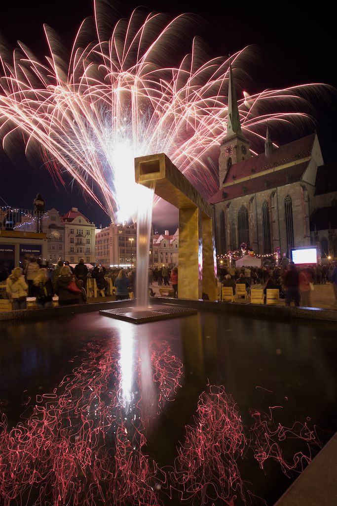 Originální večer připomínající oslavy osvobození Plzně prožili v sobotu lidé na náměstí Republiky. Režisér Václav Marhoul s bratry Cabany jej připravil pod názvem Z Normandie do Plzně aneb D-Day+334 jako velkou tancovačku v rytmu swingu. Před hlavním pódiem vznikl parket, kolem něj seděli u stolů američtí i belgičtí veteráni a další hosté. (foto: R. Muchka)