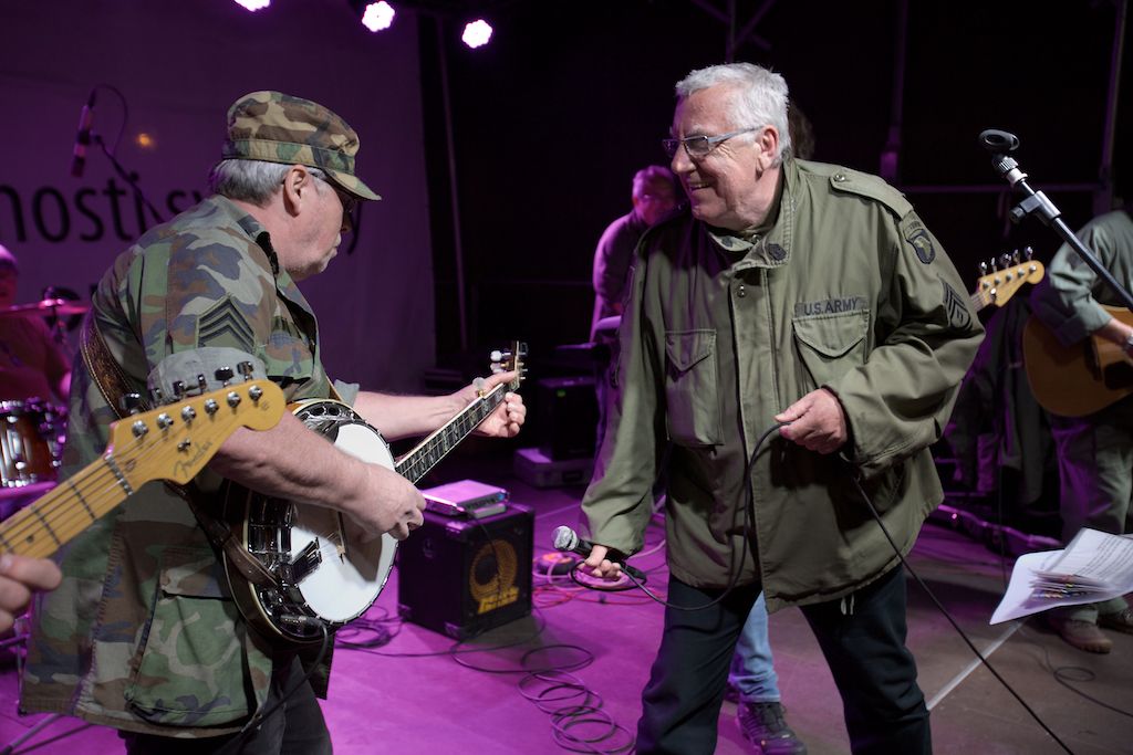 Originální večer připomínající oslavy osvobození Plzně prožili v sobotu lidé na náměstí Republiky. Režisér Václav Marhoul s bratry Cabany jej připravil pod názvem Z Normandie do Plzně aneb D-Day+334 jako velkou tancovačku v rytmu swingu. Před hlavním pódiem vznikl parket, kolem něj seděli u stolů američtí i belgičtí veteráni a další hosté. (foto: R. Muchka)