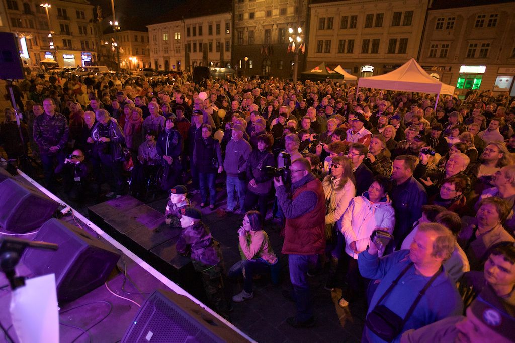 Originální večer připomínající oslavy osvobození Plzně prožili v sobotu lidé na náměstí Republiky. Režisér Václav Marhoul s bratry Cabany jej připravil pod názvem Z Normandie do Plzně aneb D-Day+334 jako velkou tancovačku v rytmu swingu. Před hlavním pódiem vznikl parket, kolem něj seděli u stolů američtí i belgičtí veteráni a další hosté. (foto: R. Muchka)