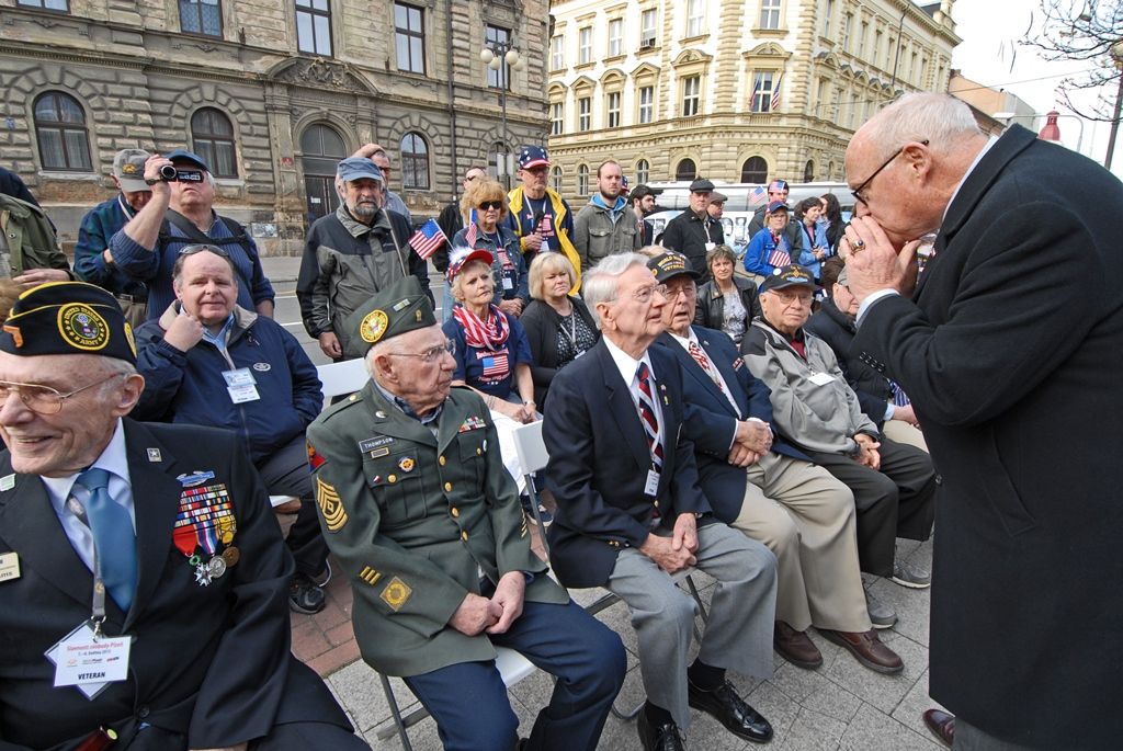 Památku padlých amerických vojáků 2. pěší a 16. obrněné divize a současně také památku příslušníků československých vojenských pozemních jednotek bojujících na západní frontě za 2. světové války uctili dnes dopoledne Plzeňané. Vzpomínkových aktů v Husově ulici a na Chodském náměstí se už tradičně zúčastnili zástupci města, stejně tak i veteráni, kteří na jaře 1945 osvobozovali západní Čechy a Plzeň.
