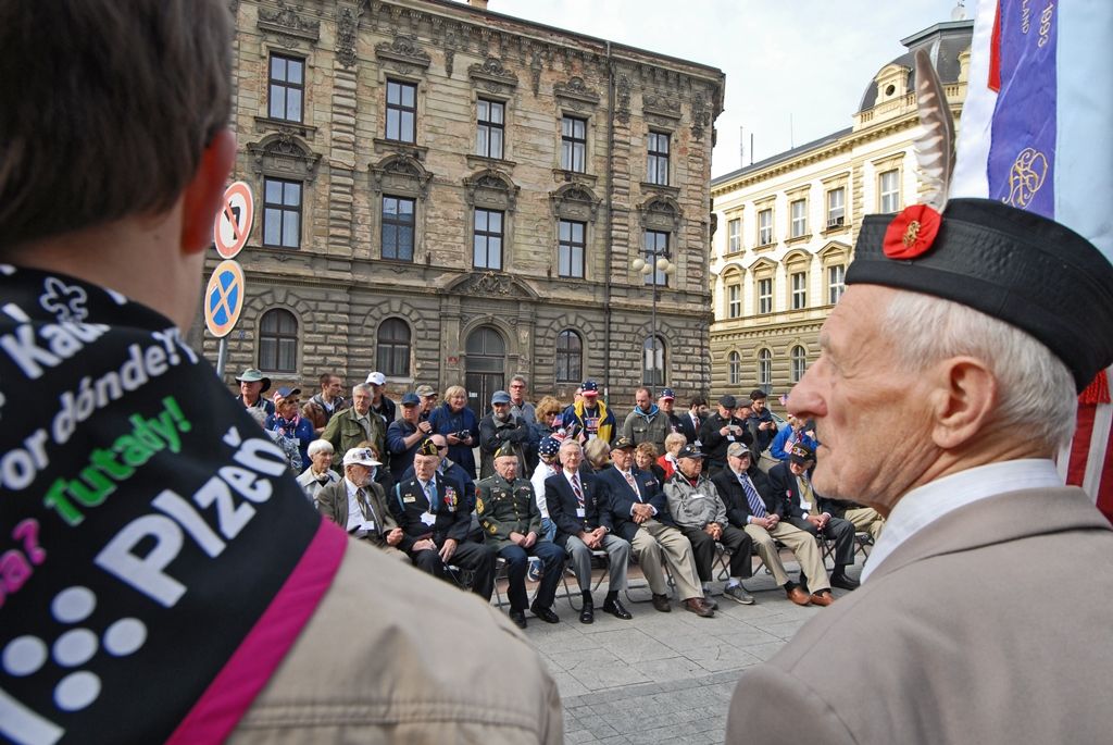 Památku padlých amerických vojáků 2. pěší a 16. obrněné divize a současně také památku příslušníků československých vojenských pozemních jednotek bojujících na západní frontě za 2. světové války uctili dnes dopoledne Plzeňané. Vzpomínkových aktů v Husově ulici a na Chodském náměstí se už tradičně zúčastnili zástupci města, stejně tak i veteráni, kteří na jaře 1945 osvobozovali západní Čechy a Plzeň.
