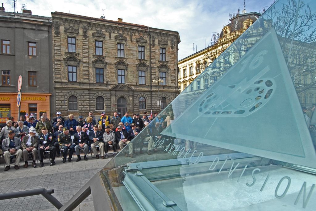 Památku padlých amerických vojáků 2. pěší a 16. obrněné divize a současně také památku příslušníků československých vojenských pozemních jednotek bojujících na západní frontě za 2. světové války uctili dnes dopoledne Plzeňané. Vzpomínkových aktů v Husově ulici a na Chodském náměstí se už tradičně zúčastnili zástupci města, stejně tak i veteráni, kteří na jaře 1945 osvobozovali západní Čechy a Plzeň.