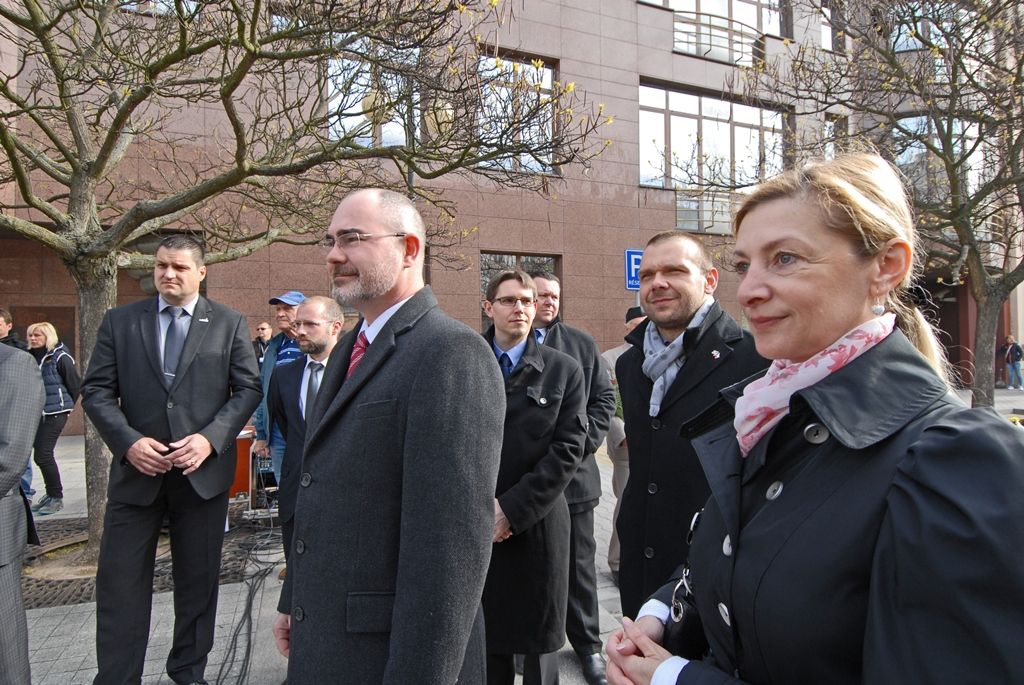 Památku padlých amerických vojáků 2. pěší a 16. obrněné divize a současně také památku příslušníků československých vojenských pozemních jednotek bojujících na západní frontě za 2. světové války uctili dnes dopoledne Plzeňané. Vzpomínkových aktů v Husově ulici a na Chodském náměstí se už tradičně zúčastnili zástupci města, stejně tak i veteráni, kteří na jaře 1945 osvobozovali západní Čechy a Plzeň.