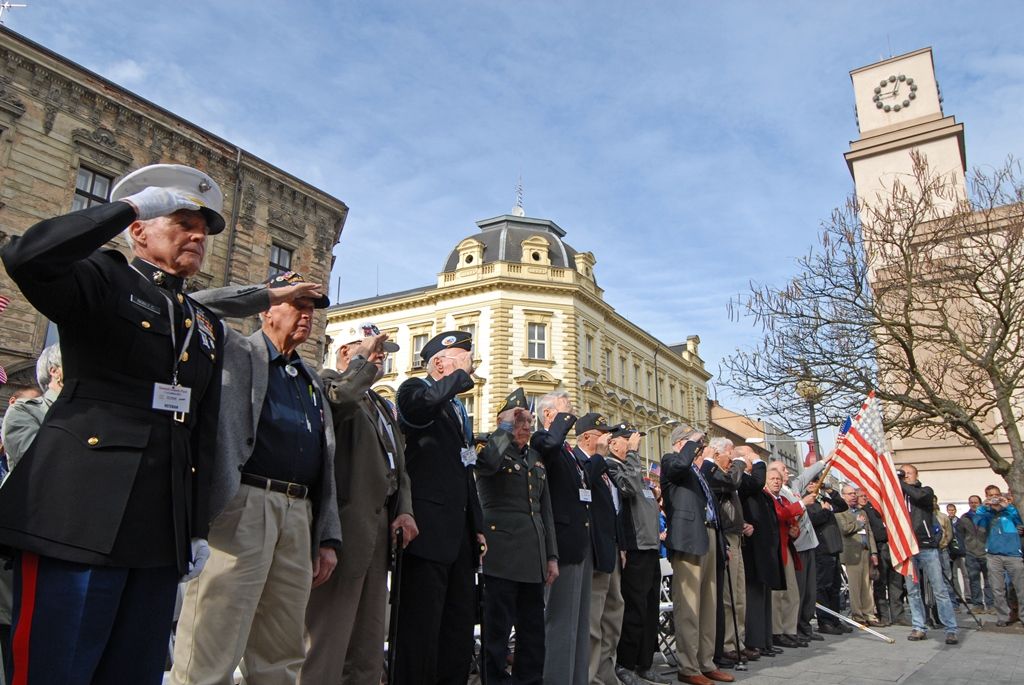 Slavnosti svobody 2015 - Veteráni a Plzeňané uctili památku padlých vojáků u pomníků v Husově ulici (3.5.)