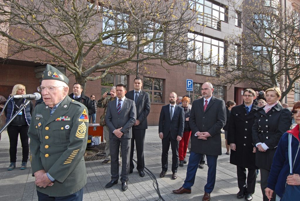 Památku padlých amerických vojáků 2. pěší a 16. obrněné divize a současně také památku příslušníků československých vojenských pozemních jednotek bojujících na západní frontě za 2. světové války uctili dnes dopoledne Plzeňané. Vzpomínkových aktů v Husově ulici a na Chodském náměstí se už tradičně zúčastnili zástupci města, stejně tak i veteráni, kteří na jaře 1945 osvobozovali západní Čechy a Plzeň.