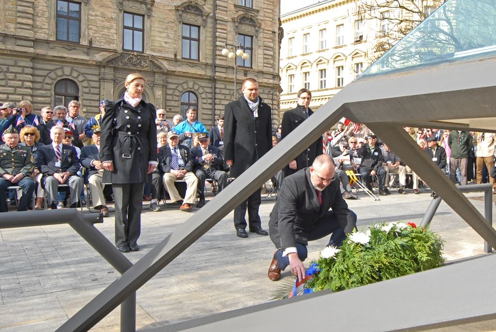 Památku padlých amerických vojáků 2. pěší a 16. obrněné divize a současně také památku příslušníků československých vojenských pozemních jednotek bojujících na západní frontě za 2. světové války uctili dnes dopoledne Plzeňané. Vzpomínkových aktů v Husově ulici a na Chodském náměstí se už tradičně zúčastnili zástupci města, stejně tak i veteráni, kteří na jaře 1945 osvobozovali západní Čechy a Plzeň.