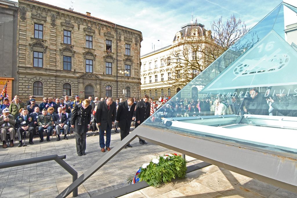 Památku padlých amerických vojáků 2. pěší a 16. obrněné divize a současně také památku příslušníků československých vojenských pozemních jednotek bojujících na západní frontě za 2. světové války uctili dnes dopoledne Plzeňané. Vzpomínkových aktů v Husově ulici a na Chodském náměstí se už tradičně zúčastnili zástupci města, stejně tak i veteráni, kteří na jaře 1945 osvobozovali západní Čechy a Plzeň.