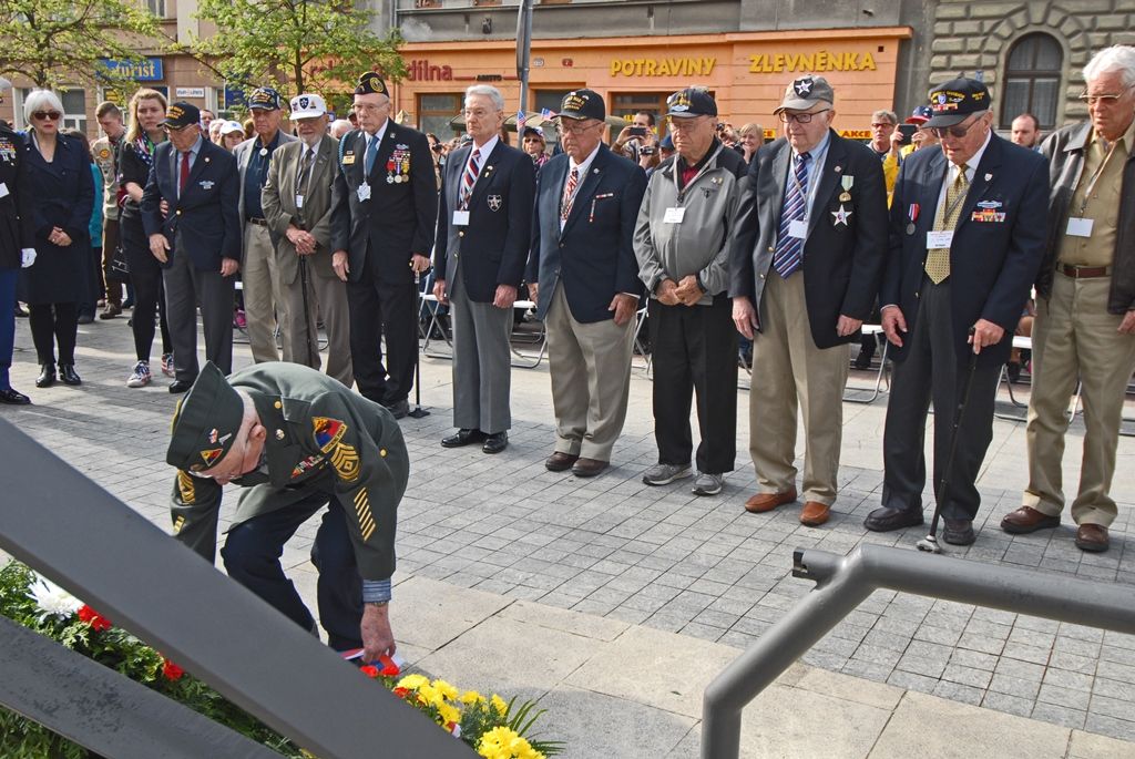 Památku padlých amerických vojáků 2. pěší a 16. obrněné divize a současně také památku příslušníků československých vojenských pozemních jednotek bojujících na západní frontě za 2. světové války uctili dnes dopoledne Plzeňané. Vzpomínkových aktů v Husově ulici a na Chodském náměstí se už tradičně zúčastnili zástupci města, stejně tak i veteráni, kteří na jaře 1945 osvobozovali západní Čechy a Plzeň.