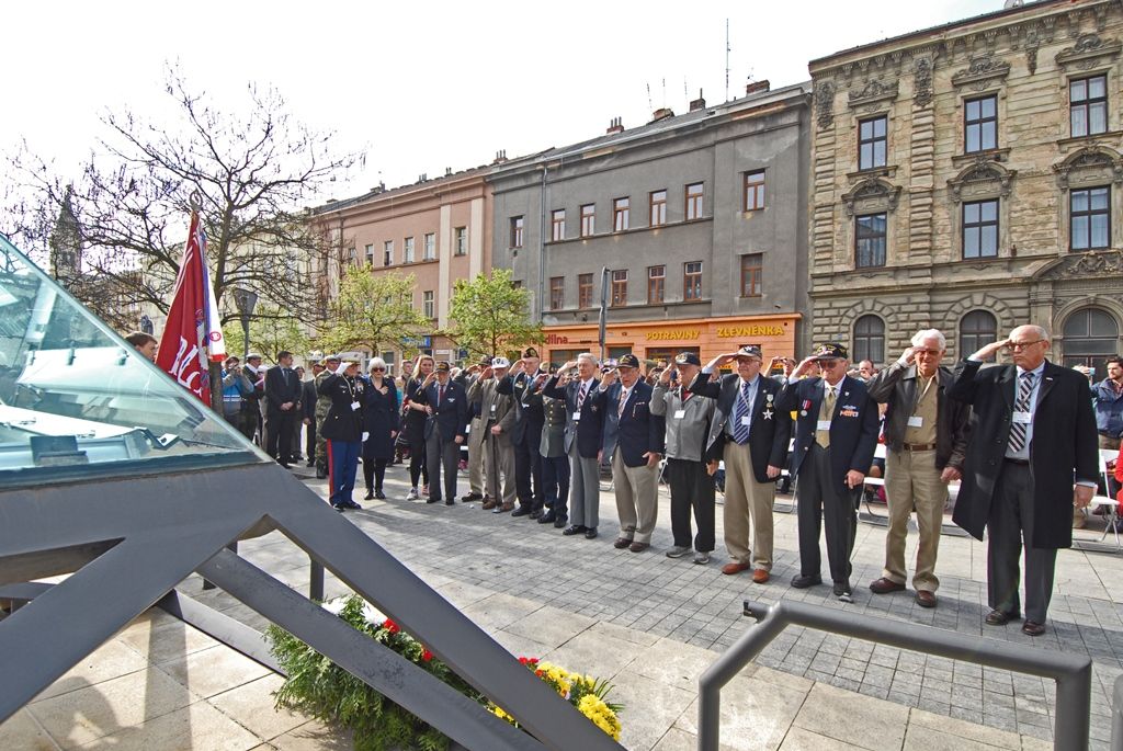 Památku padlých amerických vojáků 2. pěší a 16. obrněné divize a současně také památku příslušníků československých vojenských pozemních jednotek bojujících na západní frontě za 2. světové války uctili dnes dopoledne Plzeňané. Vzpomínkových aktů v Husově ulici a na Chodském náměstí se už tradičně zúčastnili zástupci města, stejně tak i veteráni, kteří na jaře 1945 osvobozovali západní Čechy a Plzeň.