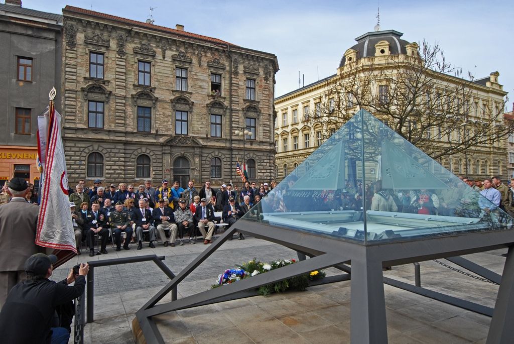 Památku padlých amerických vojáků 2. pěší a 16. obrněné divize a současně také památku příslušníků československých vojenských pozemních jednotek bojujících na západní frontě za 2. světové války uctili dnes dopoledne Plzeňané. Vzpomínkových aktů v Husově ulici a na Chodském náměstí se už tradičně zúčastnili zástupci města, stejně tak i veteráni, kteří na jaře 1945 osvobozovali západní Čechy a Plzeň.