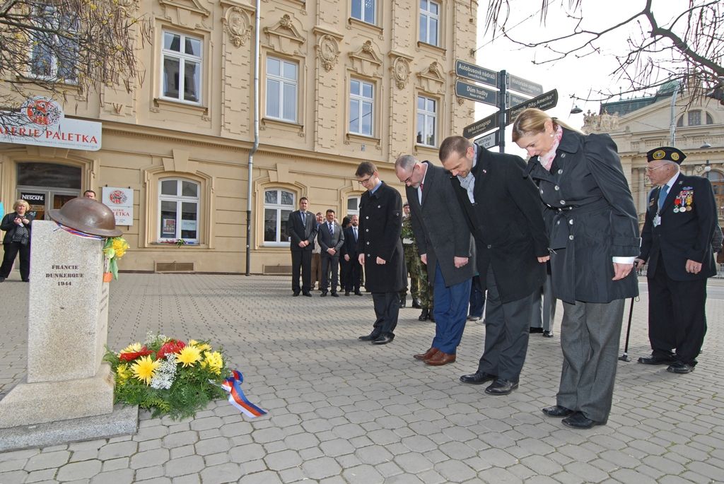Památku padlých amerických vojáků 2. pěší a 16. obrněné divize a současně také památku příslušníků československých vojenských pozemních jednotek bojujících na západní frontě za 2. světové války uctili dnes dopoledne Plzeňané. Vzpomínkových aktů v Husově ulici a na Chodském náměstí se už tradičně zúčastnili zástupci města, stejně tak i veteráni, kteří na jaře 1945 osvobozovali západní Čechy a Plzeň.