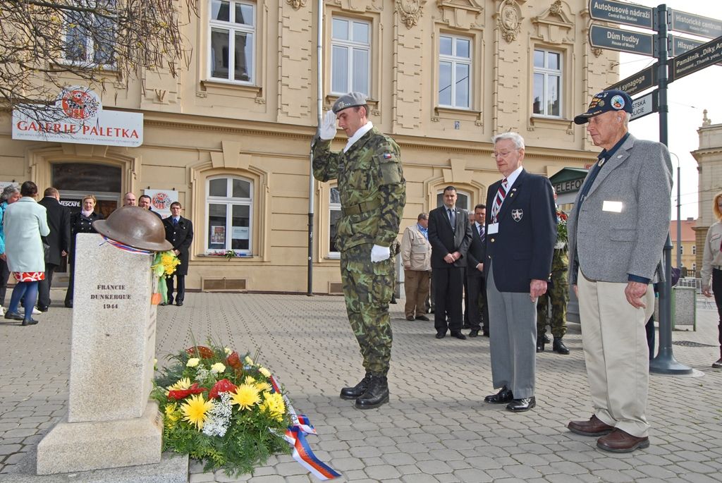 Památku padlých amerických vojáků 2. pěší a 16. obrněné divize a současně také památku příslušníků československých vojenských pozemních jednotek bojujících na západní frontě za 2. světové války uctili dnes dopoledne Plzeňané. Vzpomínkových aktů v Husově ulici a na Chodském náměstí se už tradičně zúčastnili zástupci města, stejně tak i veteráni, kteří na jaře 1945 osvobozovali západní Čechy a Plzeň.