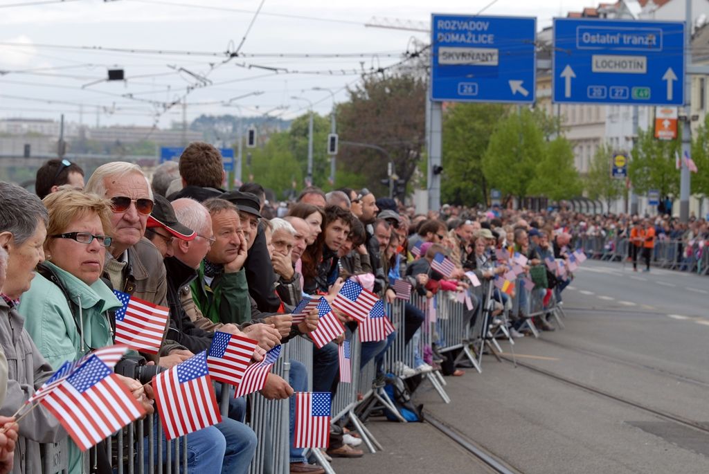 Zhruba 300 historických vojenských vozidel projelo dnes krátce před polednem městem, velkou přehlídku nazvanou Convoy of Liberty sledovaly po obou stranách Klatovské třídy tisíce lidí. Belgickými a americkými vlaječkami mávali veteránům, kteří v květnu 1945 přivezli Plzni svobodu. Kolonu džípů vezoucí veterány vedl George Patton Waters, vnuk generála Pattona, pod jehož velením byla Plzeň před sedmdesáti lety osvobozena. Člen amerického kongresu, který si svého dědečka pamatuje jen jako malý chlapec, na oslavy přijíždí každoročně. Stejně tak si je letos nenechala ujít ani vnučka generála Pattona Helen Patton. Konec konvoje patřil moderní vojenské technice, mimo jiné americkým bojovým vozidlům Stryker. Velkým překvapením přehlídky byl v 11:20 přelet dvou armádních stíhaček JAS-39 Gripen, které v těsné blízkosti doprovázely letoun airbus.