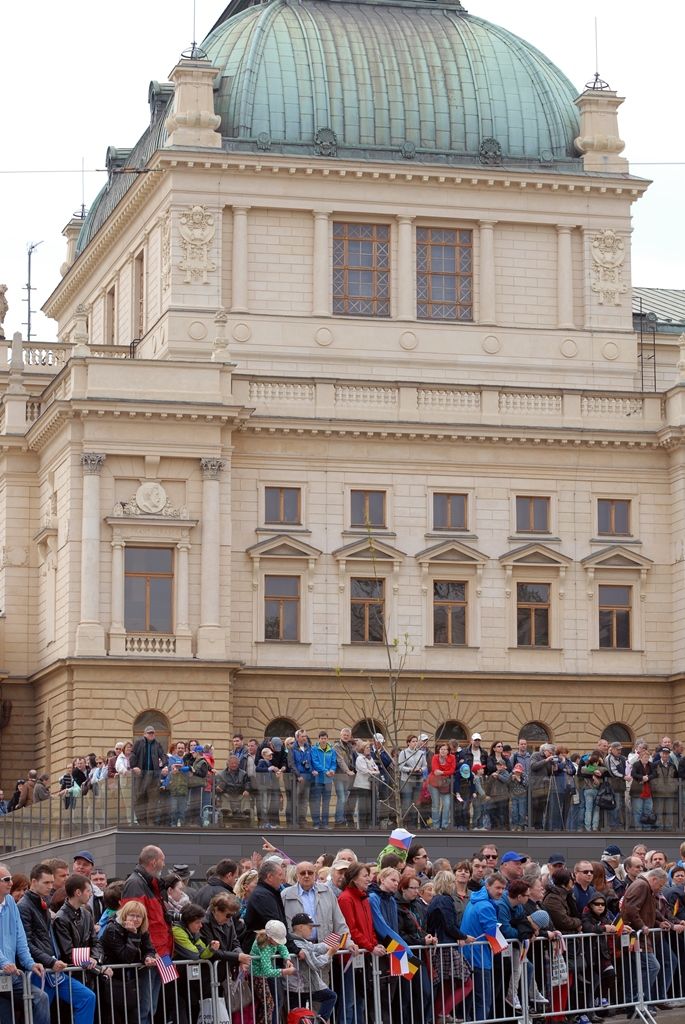 Zhruba 300 historických vojenských vozidel projelo dnes krátce před polednem městem, velkou přehlídku nazvanou Convoy of Liberty sledovaly po obou stranách Klatovské třídy tisíce lidí. Belgickými a americkými vlaječkami mávali veteránům, kteří v květnu 1945 přivezli Plzni svobodu. Kolonu džípů vezoucí veterány vedl George Patton Waters, vnuk generála Pattona, pod jehož velením byla Plzeň před sedmdesáti lety osvobozena. Člen amerického kongresu, který si svého dědečka pamatuje jen jako malý chlapec, na oslavy přijíždí každoročně. Stejně tak si je letos nenechala ujít ani vnučka generála Pattona Helen Patton. Konec konvoje patřil moderní vojenské technice, mimo jiné americkým bojovým vozidlům Stryker. Velkým překvapením přehlídky byl v 11:20 přelet dvou armádních stíhaček JAS-39 Gripen, které v těsné blízkosti doprovázely letoun airbus.