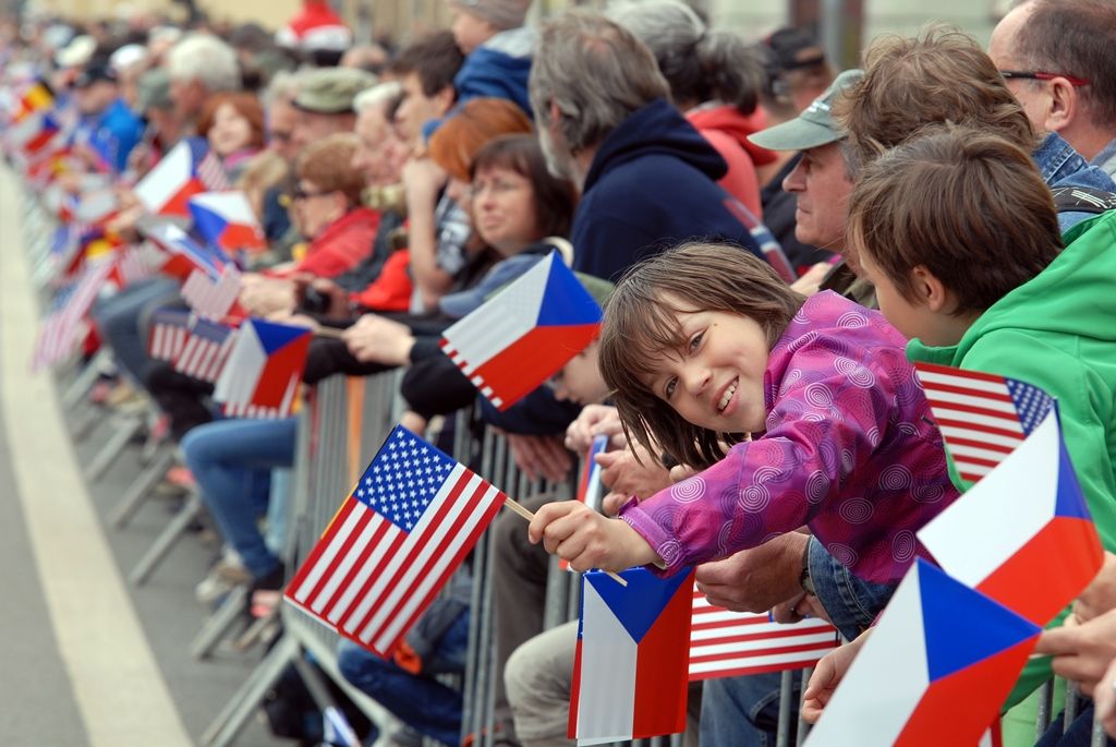 Zhruba 300 historických vojenských vozidel projelo dnes krátce před polednem městem, velkou přehlídku nazvanou Convoy of Liberty sledovaly po obou stranách Klatovské třídy tisíce lidí. Belgickými a americkými vlaječkami mávali veteránům, kteří v květnu 1945 přivezli Plzni svobodu. Kolonu džípů vezoucí veterány vedl George Patton Waters, vnuk generála Pattona, pod jehož velením byla Plzeň před sedmdesáti lety osvobozena. Člen amerického kongresu, který si svého dědečka pamatuje jen jako malý chlapec, na oslavy přijíždí každoročně. Stejně tak si je letos nenechala ujít ani vnučka generála Pattona Helen Patton. Konec konvoje patřil moderní vojenské technice, mimo jiné americkým bojovým vozidlům Stryker. Velkým překvapením přehlídky byl v 11:20 přelet dvou armádních stíhaček JAS-39 Gripen, které v těsné blízkosti doprovázely letoun airbus.