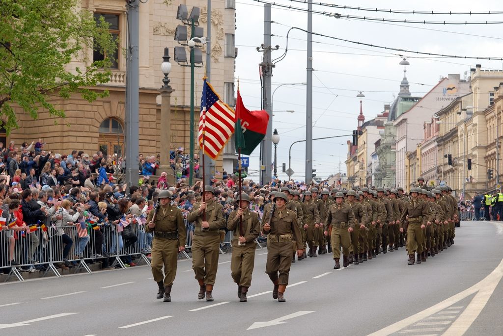 Zhruba 300 historických vojenských vozidel projelo dnes krátce před polednem městem, velkou přehlídku nazvanou Convoy of Liberty sledovaly po obou stranách Klatovské třídy tisíce lidí. Belgickými a americkými vlaječkami mávali veteránům, kteří v květnu 1945 přivezli Plzni svobodu. Kolonu džípů vezoucí veterány vedl George Patton Waters, vnuk generála Pattona, pod jehož velením byla Plzeň před sedmdesáti lety osvobozena. Člen amerického kongresu, který si svého dědečka pamatuje jen jako malý chlapec, na oslavy přijíždí každoročně. Stejně tak si je letos nenechala ujít ani vnučka generála Pattona Helen Patton. Konec konvoje patřil moderní vojenské technice, mimo jiné americkým bojovým vozidlům Stryker. Velkým překvapením přehlídky byl v 11:20 přelet dvou armádních stíhaček JAS-39 Gripen, které v těsné blízkosti doprovázely letoun airbus.