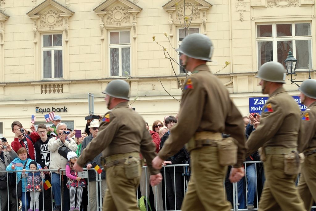 Zhruba 300 historických vojenských vozidel projelo dnes krátce před polednem městem, velkou přehlídku nazvanou Convoy of Liberty sledovaly po obou stranách Klatovské třídy tisíce lidí. Belgickými a americkými vlaječkami mávali veteránům, kteří v květnu 1945 přivezli Plzni svobodu. Kolonu džípů vezoucí veterány vedl George Patton Waters, vnuk generála Pattona, pod jehož velením byla Plzeň před sedmdesáti lety osvobozena. Člen amerického kongresu, který si svého dědečka pamatuje jen jako malý chlapec, na oslavy přijíždí každoročně. Stejně tak si je letos nenechala ujít ani vnučka generála Pattona Helen Patton. Konec konvoje patřil moderní vojenské technice, mimo jiné americkým bojovým vozidlům Stryker. Velkým překvapením přehlídky byl v 11:20 přelet dvou armádních stíhaček JAS-39 Gripen, které v těsné blízkosti doprovázely letoun airbus.