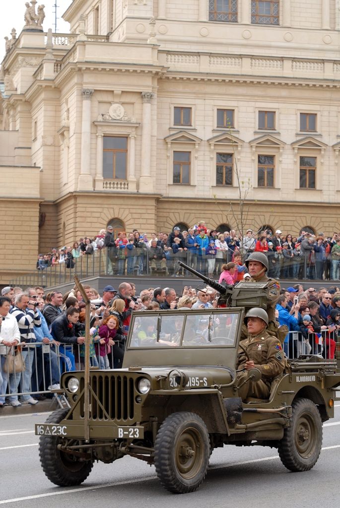 Zhruba 300 historických vojenských vozidel projelo dnes krátce před polednem městem, velkou přehlídku nazvanou Convoy of Liberty sledovaly po obou stranách Klatovské třídy tisíce lidí. Belgickými a americkými vlaječkami mávali veteránům, kteří v květnu 1945 přivezli Plzni svobodu. Kolonu džípů vezoucí veterány vedl George Patton Waters, vnuk generála Pattona, pod jehož velením byla Plzeň před sedmdesáti lety osvobozena. Člen amerického kongresu, který si svého dědečka pamatuje jen jako malý chlapec, na oslavy přijíždí každoročně. Stejně tak si je letos nenechala ujít ani vnučka generála Pattona Helen Patton. Konec konvoje patřil moderní vojenské technice, mimo jiné americkým bojovým vozidlům Stryker. Velkým překvapením přehlídky byl v 11:20 přelet dvou armádních stíhaček JAS-39 Gripen, které v těsné blízkosti doprovázely letoun airbus.