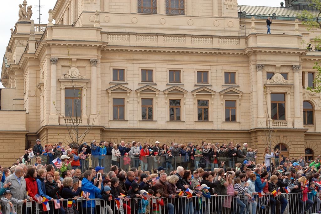 Zhruba 300 historických vojenských vozidel projelo dnes krátce před polednem městem, velkou přehlídku nazvanou Convoy of Liberty sledovaly po obou stranách Klatovské třídy tisíce lidí. Belgickými a americkými vlaječkami mávali veteránům, kteří v květnu 1945 přivezli Plzni svobodu. Kolonu džípů vezoucí veterány vedl George Patton Waters, vnuk generála Pattona, pod jehož velením byla Plzeň před sedmdesáti lety osvobozena. Člen amerického kongresu, který si svého dědečka pamatuje jen jako malý chlapec, na oslavy přijíždí každoročně. Stejně tak si je letos nenechala ujít ani vnučka generála Pattona Helen Patton. Konec konvoje patřil moderní vojenské technice, mimo jiné americkým bojovým vozidlům Stryker. Velkým překvapením přehlídky byl v 11:20 přelet dvou armádních stíhaček JAS-39 Gripen, které v těsné blízkosti doprovázely letoun airbus.