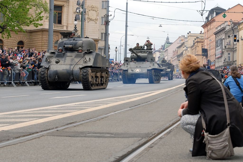 Zhruba 300 historických vojenských vozidel projelo dnes krátce před polednem městem, velkou přehlídku nazvanou Convoy of Liberty sledovaly po obou stranách Klatovské třídy tisíce lidí. Belgickými a americkými vlaječkami mávali veteránům, kteří v květnu 1945 přivezli Plzni svobodu. Kolonu džípů vezoucí veterány vedl George Patton Waters, vnuk generála Pattona, pod jehož velením byla Plzeň před sedmdesáti lety osvobozena. Člen amerického kongresu, který si svého dědečka pamatuje jen jako malý chlapec, na oslavy přijíždí každoročně. Stejně tak si je letos nenechala ujít ani vnučka generála Pattona Helen Patton. Konec konvoje patřil moderní vojenské technice, mimo jiné americkým bojovým vozidlům Stryker. Velkým překvapením přehlídky byl v 11:20 přelet dvou armádních stíhaček JAS-39 Gripen, které v těsné blízkosti doprovázely letoun airbus.