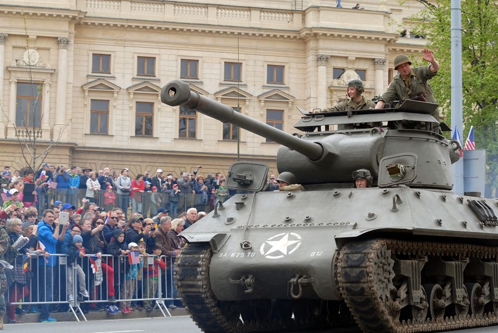 Zhruba 300 historických vojenských vozidel projelo dnes krátce před polednem městem, velkou přehlídku nazvanou Convoy of Liberty sledovaly po obou stranách Klatovské třídy tisíce lidí. Belgickými a americkými vlaječkami mávali veteránům, kteří v květnu 1945 přivezli Plzni svobodu. Kolonu džípů vezoucí veterány vedl George Patton Waters, vnuk generála Pattona, pod jehož velením byla Plzeň před sedmdesáti lety osvobozena. Člen amerického kongresu, který si svého dědečka pamatuje jen jako malý chlapec, na oslavy přijíždí každoročně. Stejně tak si je letos nenechala ujít ani vnučka generála Pattona Helen Patton. Konec konvoje patřil moderní vojenské technice, mimo jiné americkým bojovým vozidlům Stryker. Velkým překvapením přehlídky byl v 11:20 přelet dvou armádních stíhaček JAS-39 Gripen, které v těsné blízkosti doprovázely letoun airbus.