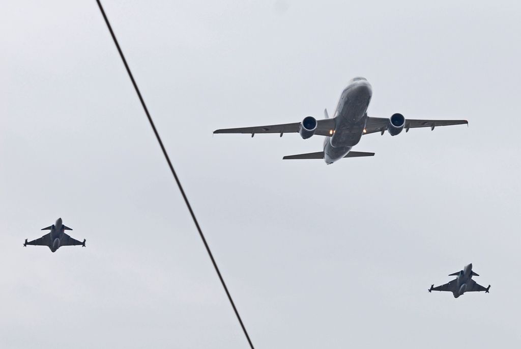 Zhruba 300 historických vojenských vozidel projelo dnes krátce před polednem městem, velkou přehlídku nazvanou Convoy of Liberty sledovaly po obou stranách Klatovské třídy tisíce lidí. Belgickými a americkými vlaječkami mávali veteránům, kteří v květnu 1945 přivezli Plzni svobodu. Kolonu džípů vezoucí veterány vedl George Patton Waters, vnuk generála Pattona, pod jehož velením byla Plzeň před sedmdesáti lety osvobozena. Člen amerického kongresu, který si svého dědečka pamatuje jen jako malý chlapec, na oslavy přijíždí každoročně. Stejně tak si je letos nenechala ujít ani vnučka generála Pattona Helen Patton. Konec konvoje patřil moderní vojenské technice, mimo jiné americkým bojovým vozidlům Stryker. Velkým překvapením přehlídky byl v 11:20 přelet dvou armádních stíhaček JAS-39 Gripen, které v těsné blízkosti doprovázely letoun airbus.
