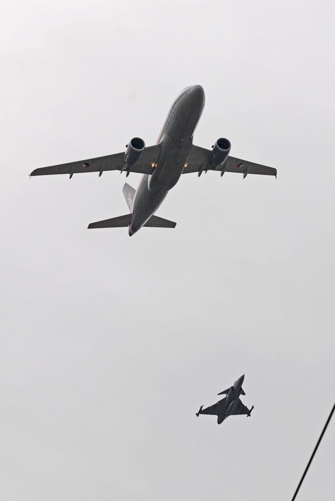 Zhruba 300 historických vojenských vozidel projelo dnes krátce před polednem městem, velkou přehlídku nazvanou Convoy of Liberty sledovaly po obou stranách Klatovské třídy tisíce lidí. Belgickými a americkými vlaječkami mávali veteránům, kteří v květnu 1945 přivezli Plzni svobodu. Kolonu džípů vezoucí veterány vedl George Patton Waters, vnuk generála Pattona, pod jehož velením byla Plzeň před sedmdesáti lety osvobozena. Člen amerického kongresu, který si svého dědečka pamatuje jen jako malý chlapec, na oslavy přijíždí každoročně. Stejně tak si je letos nenechala ujít ani vnučka generála Pattona Helen Patton. Konec konvoje patřil moderní vojenské technice, mimo jiné americkým bojovým vozidlům Stryker. Velkým překvapením přehlídky byl v 11:20 přelet dvou armádních stíhaček JAS-39 Gripen, které v těsné blízkosti doprovázely letoun airbus.