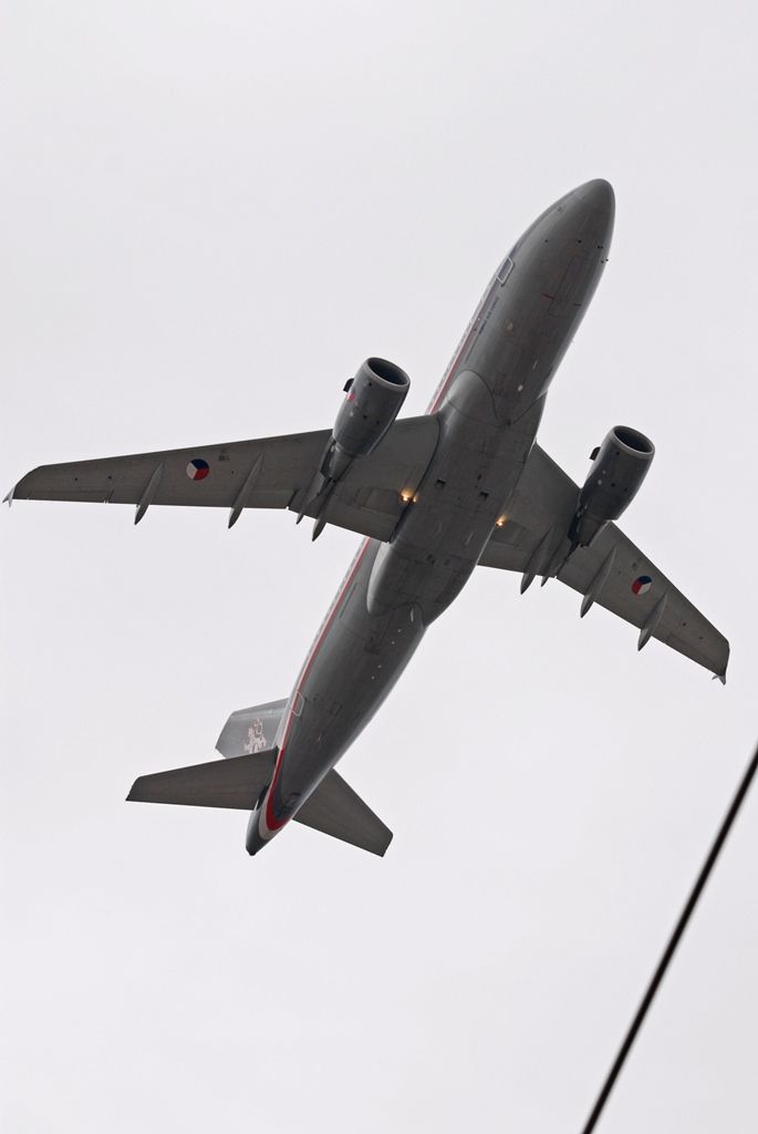 Zhruba 300 historických vojenských vozidel projelo dnes krátce před polednem městem, velkou přehlídku nazvanou Convoy of Liberty sledovaly po obou stranách Klatovské třídy tisíce lidí. Belgickými a americkými vlaječkami mávali veteránům, kteří v květnu 1945 přivezli Plzni svobodu. Kolonu džípů vezoucí veterány vedl George Patton Waters, vnuk generála Pattona, pod jehož velením byla Plzeň před sedmdesáti lety osvobozena. Člen amerického kongresu, který si svého dědečka pamatuje jen jako malý chlapec, na oslavy přijíždí každoročně. Stejně tak si je letos nenechala ujít ani vnučka generála Pattona Helen Patton. Konec konvoje patřil moderní vojenské technice, mimo jiné americkým bojovým vozidlům Stryker. Velkým překvapením přehlídky byl v 11:20 přelet dvou armádních stíhaček JAS-39 Gripen, které v těsné blízkosti doprovázely letoun airbus.