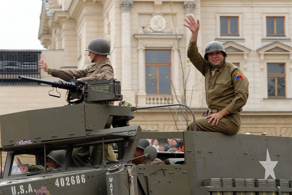 Zhruba 300 historických vojenských vozidel projelo dnes krátce před polednem městem, velkou přehlídku nazvanou Convoy of Liberty sledovaly po obou stranách Klatovské třídy tisíce lidí. Belgickými a americkými vlaječkami mávali veteránům, kteří v květnu 1945 přivezli Plzni svobodu. Kolonu džípů vezoucí veterány vedl George Patton Waters, vnuk generála Pattona, pod jehož velením byla Plzeň před sedmdesáti lety osvobozena. Člen amerického kongresu, který si svého dědečka pamatuje jen jako malý chlapec, na oslavy přijíždí každoročně. Stejně tak si je letos nenechala ujít ani vnučka generála Pattona Helen Patton. Konec konvoje patřil moderní vojenské technice, mimo jiné americkým bojovým vozidlům Stryker. Velkým překvapením přehlídky byl v 11:20 přelet dvou armádních stíhaček JAS-39 Gripen, které v těsné blízkosti doprovázely letoun airbus.