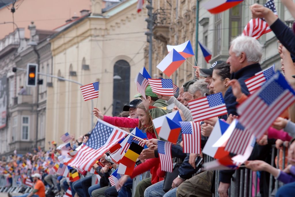 Zhruba 300 historických vojenských vozidel projelo dnes krátce před polednem městem, velkou přehlídku nazvanou Convoy of Liberty sledovaly po obou stranách Klatovské třídy tisíce lidí. Belgickými a americkými vlaječkami mávali veteránům, kteří v květnu 1945 přivezli Plzni svobodu. Kolonu džípů vezoucí veterány vedl George Patton Waters, vnuk generála Pattona, pod jehož velením byla Plzeň před sedmdesáti lety osvobozena. Člen amerického kongresu, který si svého dědečka pamatuje jen jako malý chlapec, na oslavy přijíždí každoročně. Stejně tak si je letos nenechala ujít ani vnučka generála Pattona Helen Patton. Konec konvoje patřil moderní vojenské technice, mimo jiné americkým bojovým vozidlům Stryker. Velkým překvapením přehlídky byl v 11:20 přelet dvou armádních stíhaček JAS-39 Gripen, které v těsné blízkosti doprovázely letoun airbus.
