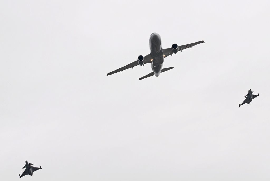 Zhruba 300 historických vojenských vozidel projelo dnes krátce před polednem městem, velkou přehlídku nazvanou Convoy of Liberty sledovaly po obou stranách Klatovské třídy tisíce lidí. Belgickými a americkými vlaječkami mávali veteránům, kteří v květnu 1945 přivezli Plzni svobodu. Kolonu džípů vezoucí veterány vedl George Patton Waters, vnuk generála Pattona, pod jehož velením byla Plzeň před sedmdesáti lety osvobozena. Člen amerického kongresu, který si svého dědečka pamatuje jen jako malý chlapec, na oslavy přijíždí každoročně. Stejně tak si je letos nenechala ujít ani vnučka generála Pattona Helen Patton. Konec konvoje patřil moderní vojenské technice, mimo jiné americkým bojovým vozidlům Stryker. Velkým překvapením přehlídky byl v 11:20 přelet dvou armádních stíhaček JAS-39 Gripen, které v těsné blízkosti doprovázely letoun airbus.