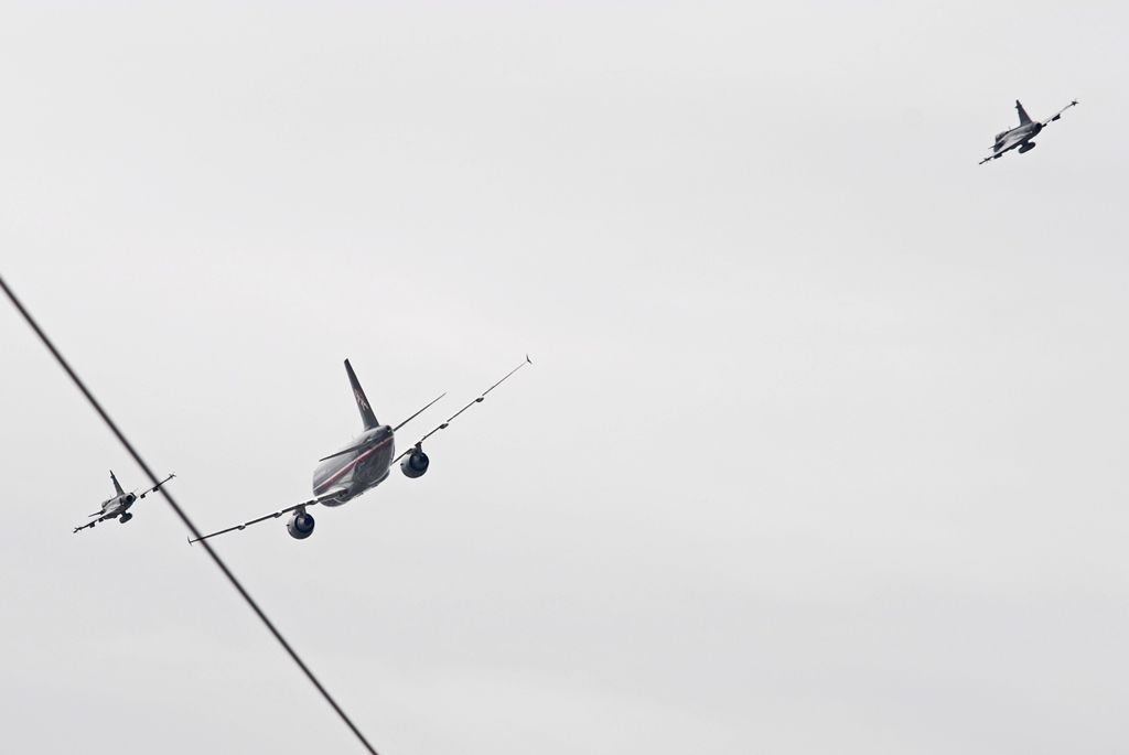 Zhruba 300 historických vojenských vozidel projelo dnes krátce před polednem městem, velkou přehlídku nazvanou Convoy of Liberty sledovaly po obou stranách Klatovské třídy tisíce lidí. Belgickými a americkými vlaječkami mávali veteránům, kteří v květnu 1945 přivezli Plzni svobodu. Kolonu džípů vezoucí veterány vedl George Patton Waters, vnuk generála Pattona, pod jehož velením byla Plzeň před sedmdesáti lety osvobozena. Člen amerického kongresu, který si svého dědečka pamatuje jen jako malý chlapec, na oslavy přijíždí každoročně. Stejně tak si je letos nenechala ujít ani vnučka generála Pattona Helen Patton. Konec konvoje patřil moderní vojenské technice, mimo jiné americkým bojovým vozidlům Stryker. Velkým překvapením přehlídky byl v 11:20 přelet dvou armádních stíhaček JAS-39 Gripen, které v těsné blízkosti doprovázely letoun airbus.