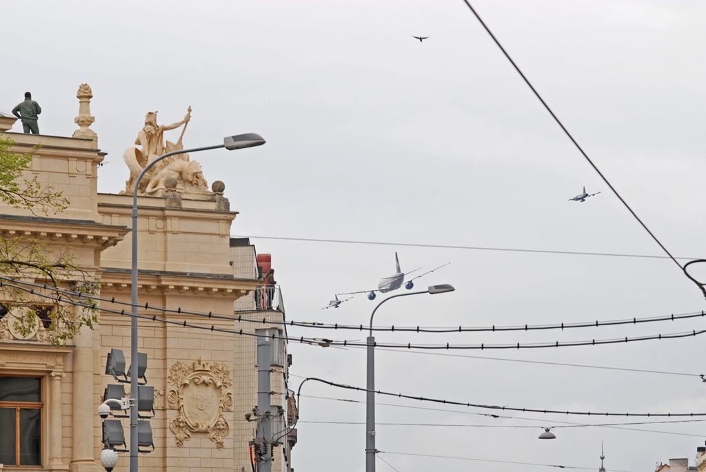 Zhruba 300 historických vojenských vozidel projelo dnes krátce před polednem městem, velkou přehlídku nazvanou Convoy of Liberty sledovaly po obou stranách Klatovské třídy tisíce lidí. Belgickými a americkými vlaječkami mávali veteránům, kteří v květnu 1945 přivezli Plzni svobodu. Kolonu džípů vezoucí veterány vedl George Patton Waters, vnuk generála Pattona, pod jehož velením byla Plzeň před sedmdesáti lety osvobozena. Člen amerického kongresu, který si svého dědečka pamatuje jen jako malý chlapec, na oslavy přijíždí každoročně. Stejně tak si je letos nenechala ujít ani vnučka generála Pattona Helen Patton. Konec konvoje patřil moderní vojenské technice, mimo jiné americkým bojovým vozidlům Stryker. Velkým překvapením přehlídky byl v 11:20 přelet dvou armádních stíhaček JAS-39 Gripen, které v těsné blízkosti doprovázely letoun airbus.