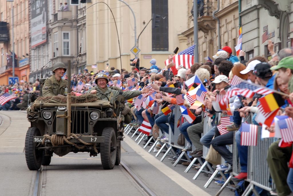 Zhruba 300 historických vojenských vozidel projelo dnes krátce před polednem městem, velkou přehlídku nazvanou Convoy of Liberty sledovaly po obou stranách Klatovské třídy tisíce lidí. Belgickými a americkými vlaječkami mávali veteránům, kteří v květnu 1945 přivezli Plzni svobodu. Kolonu džípů vezoucí veterány vedl George Patton Waters, vnuk generála Pattona, pod jehož velením byla Plzeň před sedmdesáti lety osvobozena. Člen amerického kongresu, který si svého dědečka pamatuje jen jako malý chlapec, na oslavy přijíždí každoročně. Stejně tak si je letos nenechala ujít ani vnučka generála Pattona Helen Patton. Konec konvoje patřil moderní vojenské technice, mimo jiné americkým bojovým vozidlům Stryker. Velkým překvapením přehlídky byl v 11:20 přelet dvou armádních stíhaček JAS-39 Gripen, které v těsné blízkosti doprovázely letoun airbus.