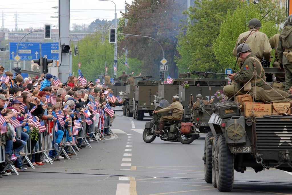 Zhruba 300 historických vojenských vozidel projelo dnes krátce před polednem městem, velkou přehlídku nazvanou Convoy of Liberty sledovaly po obou stranách Klatovské třídy tisíce lidí. Belgickými a americkými vlaječkami mávali veteránům, kteří v květnu 1945 přivezli Plzni svobodu. Kolonu džípů vezoucí veterány vedl George Patton Waters, vnuk generála Pattona, pod jehož velením byla Plzeň před sedmdesáti lety osvobozena. Člen amerického kongresu, který si svého dědečka pamatuje jen jako malý chlapec, na oslavy přijíždí každoročně. Stejně tak si je letos nenechala ujít ani vnučka generála Pattona Helen Patton. Konec konvoje patřil moderní vojenské technice, mimo jiné americkým bojovým vozidlům Stryker. Velkým překvapením přehlídky byl v 11:20 přelet dvou armádních stíhaček JAS-39 Gripen, které v těsné blízkosti doprovázely letoun airbus.