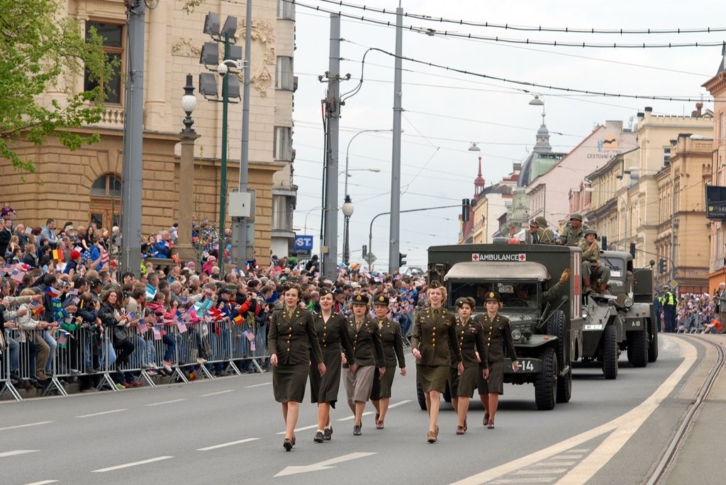 Zhruba 300 historických vojenských vozidel projelo dnes krátce před polednem městem, velkou přehlídku nazvanou Convoy of Liberty sledovaly po obou stranách Klatovské třídy tisíce lidí. Belgickými a americkými vlaječkami mávali veteránům, kteří v květnu 1945 přivezli Plzni svobodu. Kolonu džípů vezoucí veterány vedl George Patton Waters, vnuk generála Pattona, pod jehož velením byla Plzeň před sedmdesáti lety osvobozena. Člen amerického kongresu, který si svého dědečka pamatuje jen jako malý chlapec, na oslavy přijíždí každoročně. Stejně tak si je letos nenechala ujít ani vnučka generála Pattona Helen Patton. Konec konvoje patřil moderní vojenské technice, mimo jiné americkým bojovým vozidlům Stryker. Velkým překvapením přehlídky byl v 11:20 přelet dvou armádních stíhaček JAS-39 Gripen, které v těsné blízkosti doprovázely letoun airbus.