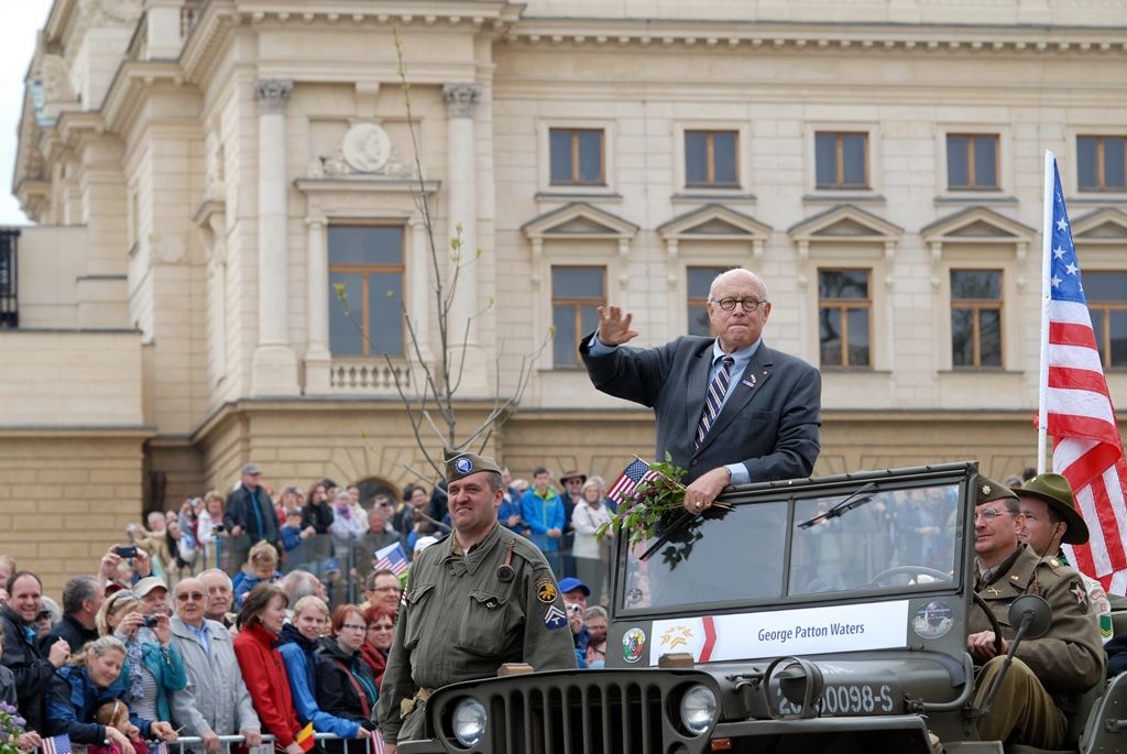 Zhruba 300 historických vojenských vozidel projelo dnes krátce před polednem městem, velkou přehlídku nazvanou Convoy of Liberty sledovaly po obou stranách Klatovské třídy tisíce lidí. Belgickými a americkými vlaječkami mávali veteránům, kteří v květnu 1945 přivezli Plzni svobodu. Kolonu džípů vezoucí veterány vedl George Patton Waters, vnuk generála Pattona, pod jehož velením byla Plzeň před sedmdesáti lety osvobozena. Člen amerického kongresu, který si svého dědečka pamatuje jen jako malý chlapec, na oslavy přijíždí každoročně. Stejně tak si je letos nenechala ujít ani vnučka generála Pattona Helen Patton. Konec konvoje patřil moderní vojenské technice, mimo jiné americkým bojovým vozidlům Stryker. Velkým překvapením přehlídky byl v 11:20 přelet dvou armádních stíhaček JAS-39 Gripen, které v těsné blízkosti doprovázely letoun airbus.