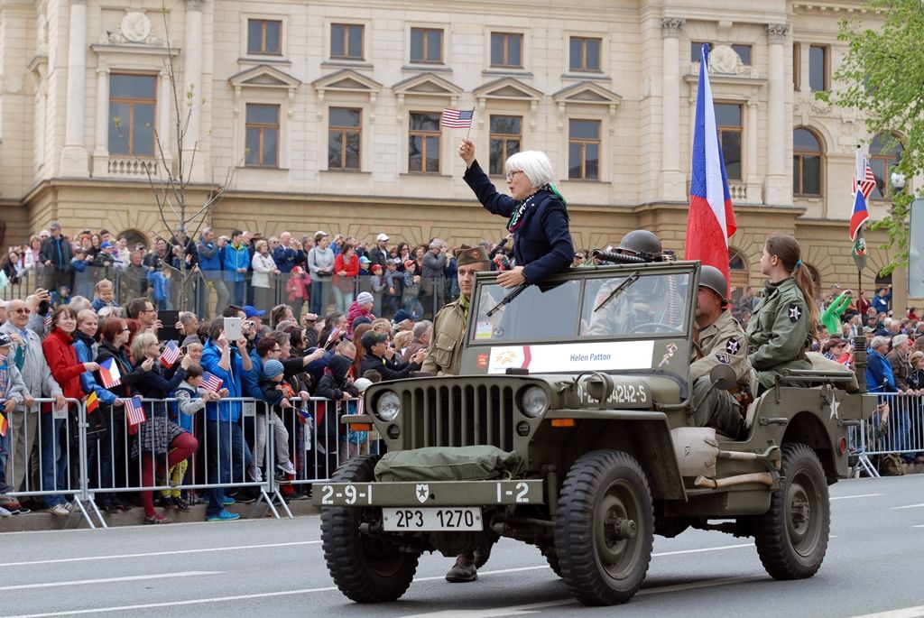 Zhruba 300 historických vojenských vozidel projelo dnes krátce před polednem městem, velkou přehlídku nazvanou Convoy of Liberty sledovaly po obou stranách Klatovské třídy tisíce lidí. Belgickými a americkými vlaječkami mávali veteránům, kteří v květnu 1945 přivezli Plzni svobodu. Kolonu džípů vezoucí veterány vedl George Patton Waters, vnuk generála Pattona, pod jehož velením byla Plzeň před sedmdesáti lety osvobozena. Člen amerického kongresu, který si svého dědečka pamatuje jen jako malý chlapec, na oslavy přijíždí každoročně. Stejně tak si je letos nenechala ujít ani vnučka generála Pattona Helen Patton. Konec konvoje patřil moderní vojenské technice, mimo jiné americkým bojovým vozidlům Stryker. Velkým překvapením přehlídky byl v 11:20 přelet dvou armádních stíhaček JAS-39 Gripen, které v těsné blízkosti doprovázely letoun airbus.