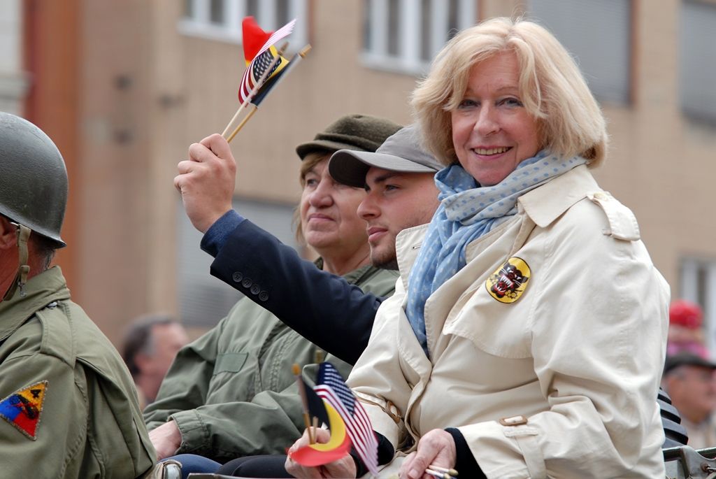 Zhruba 300 historických vojenských vozidel projelo dnes krátce před polednem městem, velkou přehlídku nazvanou Convoy of Liberty sledovaly po obou stranách Klatovské třídy tisíce lidí. Belgickými a americkými vlaječkami mávali veteránům, kteří v květnu 1945 přivezli Plzni svobodu. Kolonu džípů vezoucí veterány vedl George Patton Waters, vnuk generála Pattona, pod jehož velením byla Plzeň před sedmdesáti lety osvobozena. Člen amerického kongresu, který si svého dědečka pamatuje jen jako malý chlapec, na oslavy přijíždí každoročně. Stejně tak si je letos nenechala ujít ani vnučka generála Pattona Helen Patton. Konec konvoje patřil moderní vojenské technice, mimo jiné americkým bojovým vozidlům Stryker. Velkým překvapením přehlídky byl v 11:20 přelet dvou armádních stíhaček JAS-39 Gripen, které v těsné blízkosti doprovázely letoun airbus.