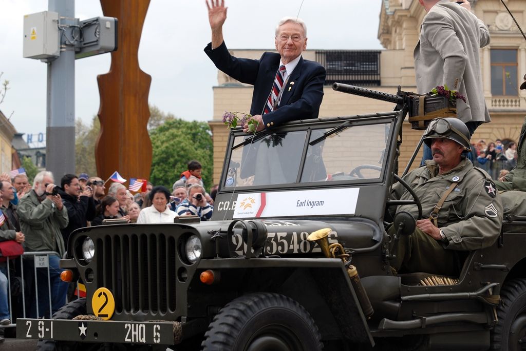 Zhruba 300 historických vojenských vozidel projelo dnes krátce před polednem městem, velkou přehlídku nazvanou Convoy of Liberty sledovaly po obou stranách Klatovské třídy tisíce lidí. Belgickými a americkými vlaječkami mávali veteránům, kteří v květnu 1945 přivezli Plzni svobodu. Kolonu džípů vezoucí veterány vedl George Patton Waters, vnuk generála Pattona, pod jehož velením byla Plzeň před sedmdesáti lety osvobozena. Člen amerického kongresu, který si svého dědečka pamatuje jen jako malý chlapec, na oslavy přijíždí každoročně. Stejně tak si je letos nenechala ujít ani vnučka generála Pattona Helen Patton. Konec konvoje patřil moderní vojenské technice, mimo jiné americkým bojovým vozidlům Stryker. Velkým překvapením přehlídky byl v 11:20 přelet dvou armádních stíhaček JAS-39 Gripen, které v těsné blízkosti doprovázely letoun airbus.