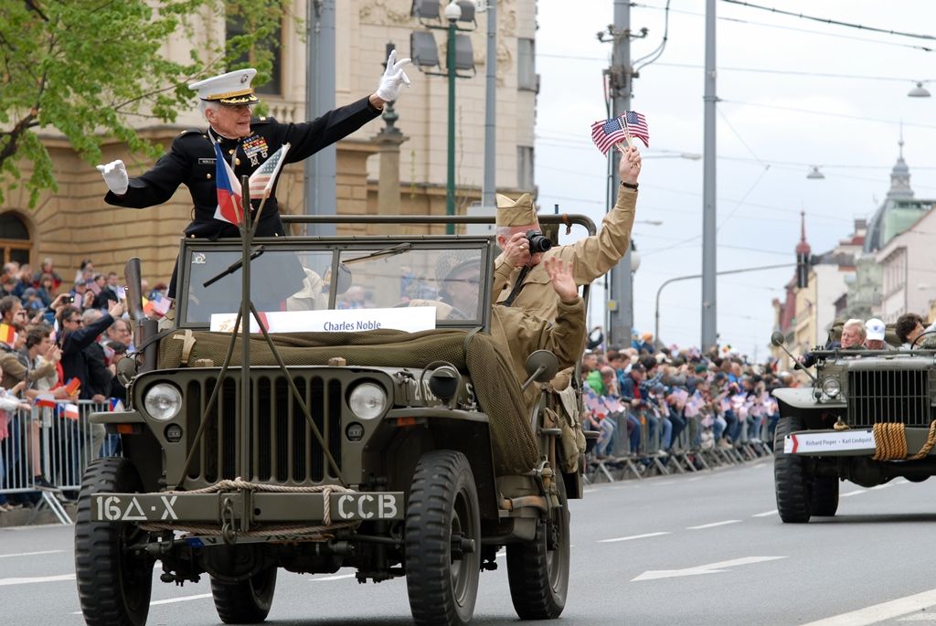 Zhruba 300 historických vojenských vozidel projelo dnes krátce před polednem městem, velkou přehlídku nazvanou Convoy of Liberty sledovaly po obou stranách Klatovské třídy tisíce lidí. Belgickými a americkými vlaječkami mávali veteránům, kteří v květnu 1945 přivezli Plzni svobodu. Kolonu džípů vezoucí veterány vedl George Patton Waters, vnuk generála Pattona, pod jehož velením byla Plzeň před sedmdesáti lety osvobozena. Člen amerického kongresu, který si svého dědečka pamatuje jen jako malý chlapec, na oslavy přijíždí každoročně. Stejně tak si je letos nenechala ujít ani vnučka generála Pattona Helen Patton. Konec konvoje patřil moderní vojenské technice, mimo jiné americkým bojovým vozidlům Stryker. Velkým překvapením přehlídky byl v 11:20 přelet dvou armádních stíhaček JAS-39 Gripen, které v těsné blízkosti doprovázely letoun airbus.