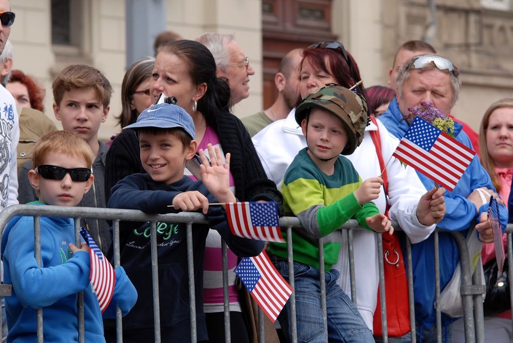 Zhruba 300 historických vojenských vozidel projelo dnes krátce před polednem městem, velkou přehlídku nazvanou Convoy of Liberty sledovaly po obou stranách Klatovské třídy tisíce lidí. Belgickými a americkými vlaječkami mávali veteránům, kteří v květnu 1945 přivezli Plzni svobodu. Kolonu džípů vezoucí veterány vedl George Patton Waters, vnuk generála Pattona, pod jehož velením byla Plzeň před sedmdesáti lety osvobozena. Člen amerického kongresu, který si svého dědečka pamatuje jen jako malý chlapec, na oslavy přijíždí každoročně. Stejně tak si je letos nenechala ujít ani vnučka generála Pattona Helen Patton. Konec konvoje patřil moderní vojenské technice, mimo jiné americkým bojovým vozidlům Stryker. Velkým překvapením přehlídky byl v 11:20 přelet dvou armádních stíhaček JAS-39 Gripen, které v těsné blízkosti doprovázely letoun airbus.