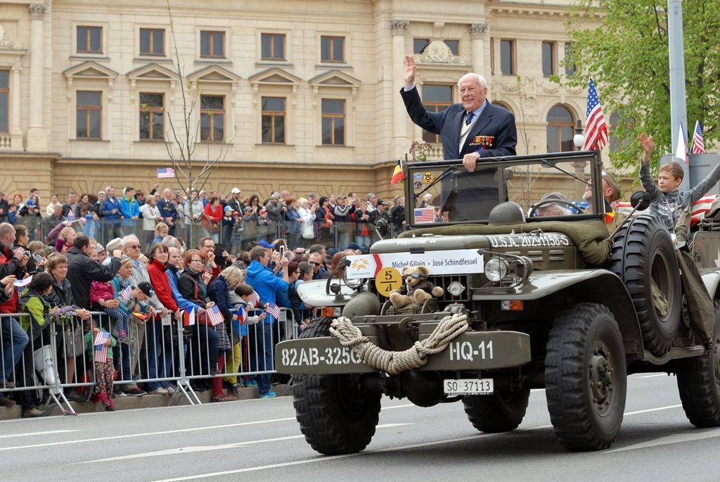 Zhruba 300 historických vojenských vozidel projelo dnes krátce před polednem městem, velkou přehlídku nazvanou Convoy of Liberty sledovaly po obou stranách Klatovské třídy tisíce lidí. Belgickými a americkými vlaječkami mávali veteránům, kteří v květnu 1945 přivezli Plzni svobodu. Kolonu džípů vezoucí veterány vedl George Patton Waters, vnuk generála Pattona, pod jehož velením byla Plzeň před sedmdesáti lety osvobozena. Člen amerického kongresu, který si svého dědečka pamatuje jen jako malý chlapec, na oslavy přijíždí každoročně. Stejně tak si je letos nenechala ujít ani vnučka generála Pattona Helen Patton. Konec konvoje patřil moderní vojenské technice, mimo jiné americkým bojovým vozidlům Stryker. Velkým překvapením přehlídky byl v 11:20 přelet dvou armádních stíhaček JAS-39 Gripen, které v těsné blízkosti doprovázely letoun airbus.