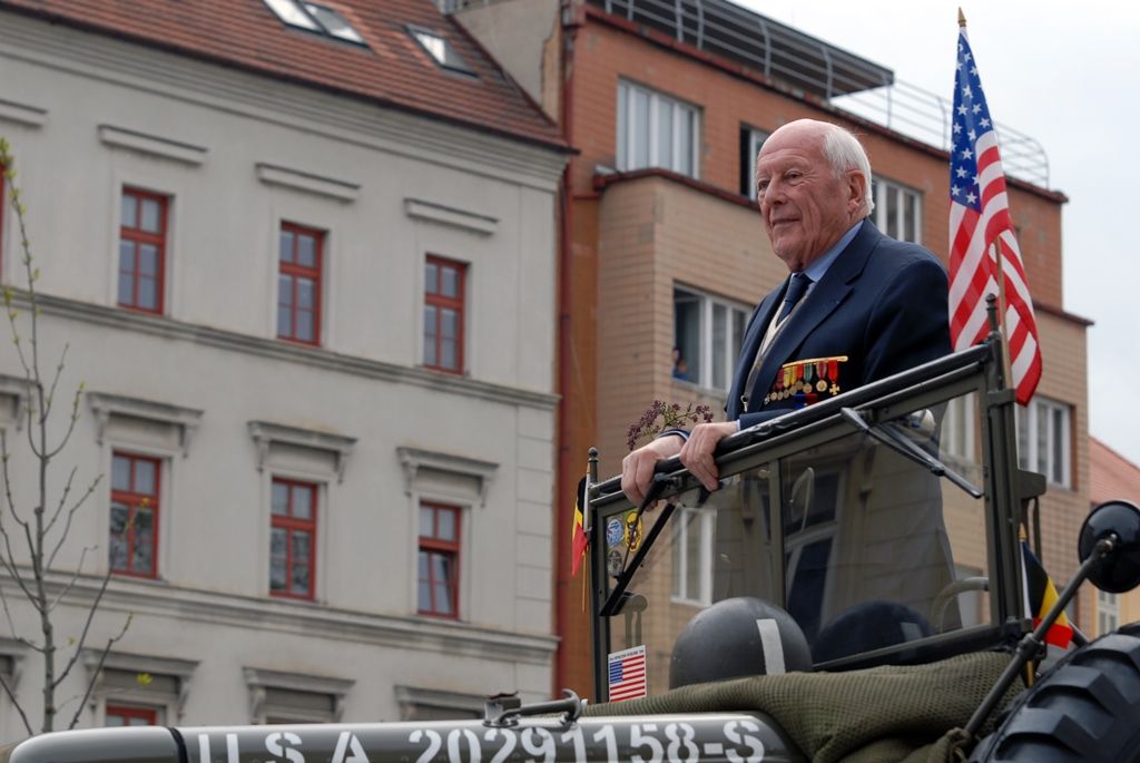 Zhruba 300 historických vojenských vozidel projelo dnes krátce před polednem městem, velkou přehlídku nazvanou Convoy of Liberty sledovaly po obou stranách Klatovské třídy tisíce lidí. Belgickými a americkými vlaječkami mávali veteránům, kteří v květnu 1945 přivezli Plzni svobodu. Kolonu džípů vezoucí veterány vedl George Patton Waters, vnuk generála Pattona, pod jehož velením byla Plzeň před sedmdesáti lety osvobozena. Člen amerického kongresu, který si svého dědečka pamatuje jen jako malý chlapec, na oslavy přijíždí každoročně. Stejně tak si je letos nenechala ujít ani vnučka generála Pattona Helen Patton. Konec konvoje patřil moderní vojenské technice, mimo jiné americkým bojovým vozidlům Stryker. Velkým překvapením přehlídky byl v 11:20 přelet dvou armádních stíhaček JAS-39 Gripen, které v těsné blízkosti doprovázely letoun airbus.
