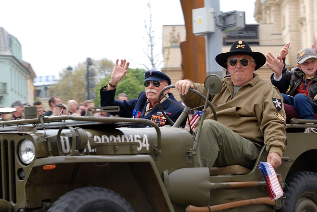 Zhruba 300 historických vojenských vozidel projelo dnes krátce před polednem městem, velkou přehlídku nazvanou Convoy of Liberty sledovaly po obou stranách Klatovské třídy tisíce lidí. Belgickými a americkými vlaječkami mávali veteránům, kteří v květnu 1945 přivezli Plzni svobodu. Kolonu džípů vezoucí veterány vedl George Patton Waters, vnuk generála Pattona, pod jehož velením byla Plzeň před sedmdesáti lety osvobozena. Člen amerického kongresu, který si svého dědečka pamatuje jen jako malý chlapec, na oslavy přijíždí každoročně. Stejně tak si je letos nenechala ujít ani vnučka generála Pattona Helen Patton. Konec konvoje patřil moderní vojenské technice, mimo jiné americkým bojovým vozidlům Stryker. Velkým překvapením přehlídky byl v 11:20 přelet dvou armádních stíhaček JAS-39 Gripen, které v těsné blízkosti doprovázely letoun airbus.