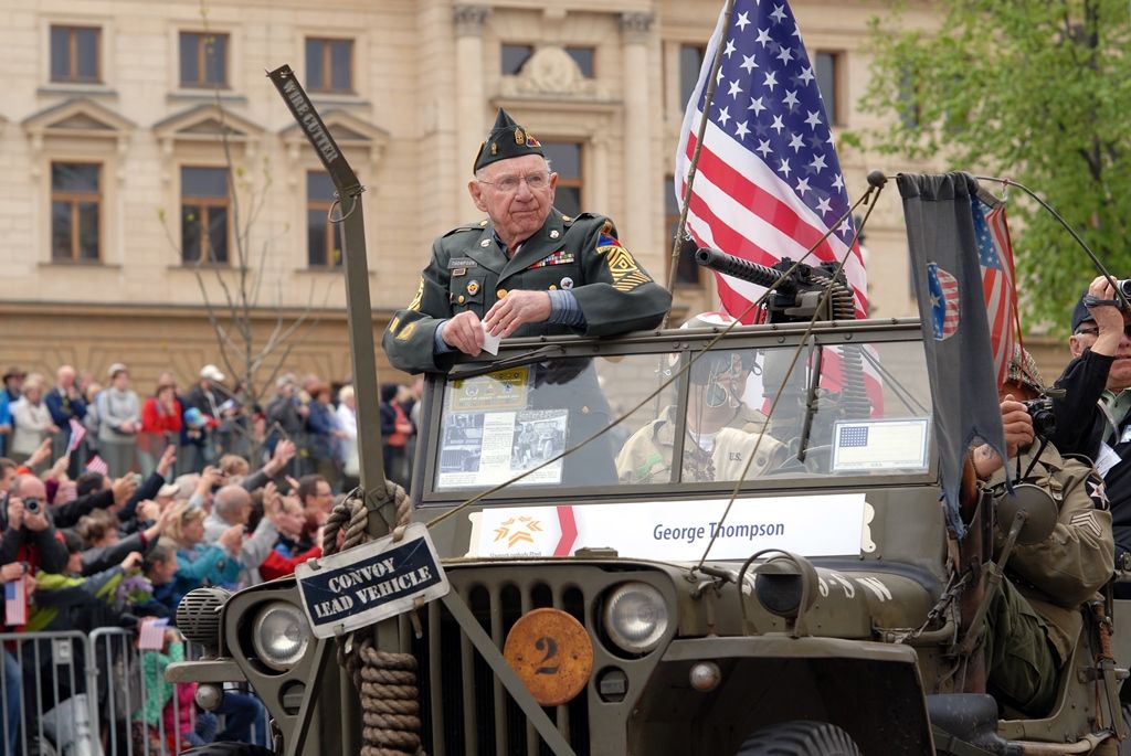Zhruba 300 historických vojenských vozidel projelo dnes krátce před polednem městem, velkou přehlídku nazvanou Convoy of Liberty sledovaly po obou stranách Klatovské třídy tisíce lidí. Belgickými a americkými vlaječkami mávali veteránům, kteří v květnu 1945 přivezli Plzni svobodu. Kolonu džípů vezoucí veterány vedl George Patton Waters, vnuk generála Pattona, pod jehož velením byla Plzeň před sedmdesáti lety osvobozena. Člen amerického kongresu, který si svého dědečka pamatuje jen jako malý chlapec, na oslavy přijíždí každoročně. Stejně tak si je letos nenechala ujít ani vnučka generála Pattona Helen Patton. Konec konvoje patřil moderní vojenské technice, mimo jiné americkým bojovým vozidlům Stryker. Velkým překvapením přehlídky byl v 11:20 přelet dvou armádních stíhaček JAS-39 Gripen, které v těsné blízkosti doprovázely letoun airbus.