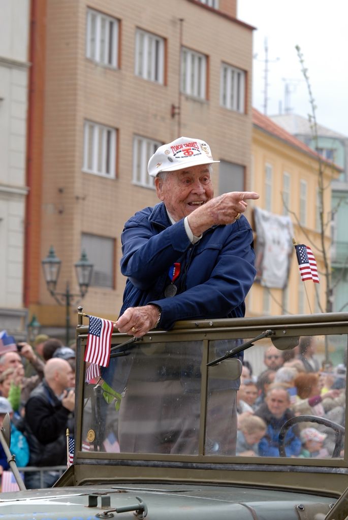 Zhruba 300 historických vojenských vozidel projelo dnes krátce před polednem městem, velkou přehlídku nazvanou Convoy of Liberty sledovaly po obou stranách Klatovské třídy tisíce lidí. Belgickými a americkými vlaječkami mávali veteránům, kteří v květnu 1945 přivezli Plzni svobodu. Kolonu džípů vezoucí veterány vedl George Patton Waters, vnuk generála Pattona, pod jehož velením byla Plzeň před sedmdesáti lety osvobozena. Člen amerického kongresu, který si svého dědečka pamatuje jen jako malý chlapec, na oslavy přijíždí každoročně. Stejně tak si je letos nenechala ujít ani vnučka generála Pattona Helen Patton. Konec konvoje patřil moderní vojenské technice, mimo jiné americkým bojovým vozidlům Stryker. Velkým překvapením přehlídky byl v 11:20 přelet dvou armádních stíhaček JAS-39 Gripen, které v těsné blízkosti doprovázely letoun airbus.